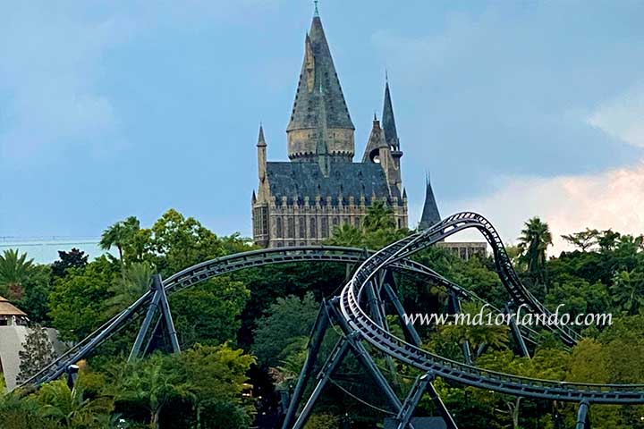 Montanha-russa Hagrid's Magical Creature Motorbike Adventure e o castelo de Hogwarts