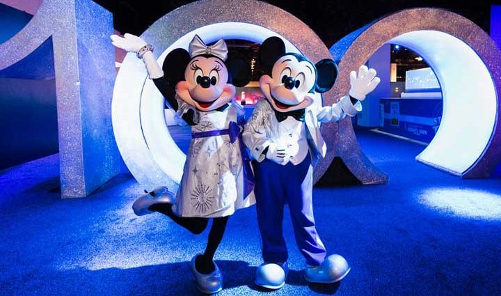 Mickey e Minnie com traje da celebração de 100 anos na Disney