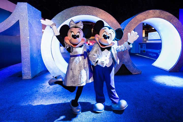 Mickey e Minnie com traje da celebração de 100 anos na Disney