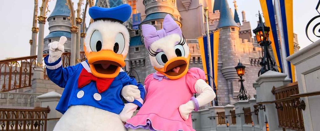 Donald e margaria em frente ao castelo Magic Kingdom