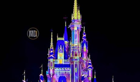 Castelo iluminado com projeções dos 50 anos de Walt Disney World Resort