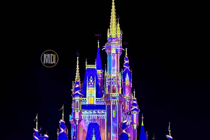 Castelo iluminado com projeções dos 50 anos de Walt Disney World Resort