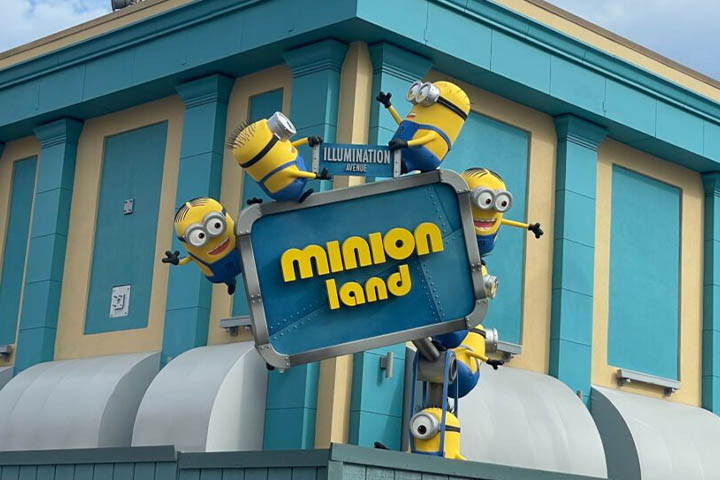 nova placa da entrada da área de Minions no parque da Universal Studios em Orlando