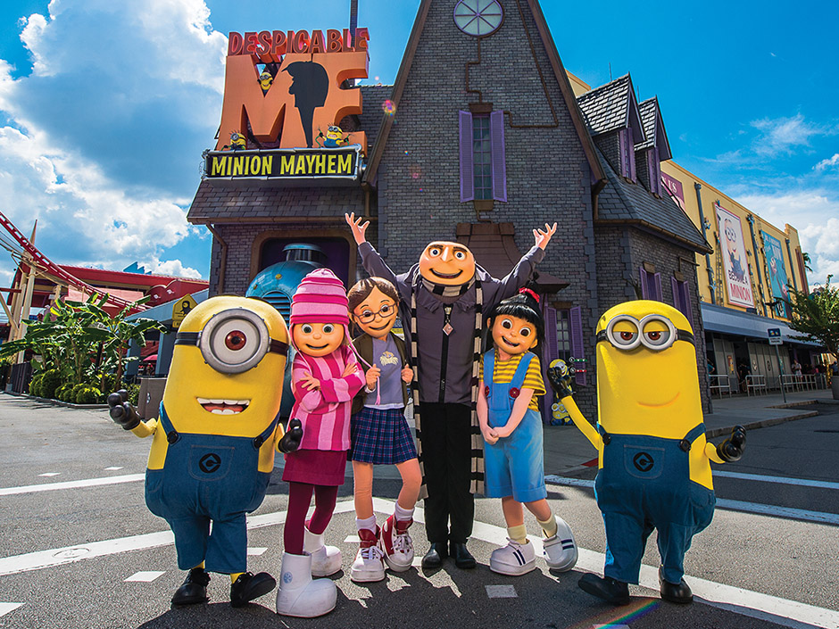 Personagens de Minions em frente a atração no parque da Universal